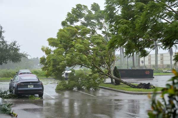 Ôtô trôi nổi, nhà cửa bị nhấn chìm sau cơn bão lịch sử-6
