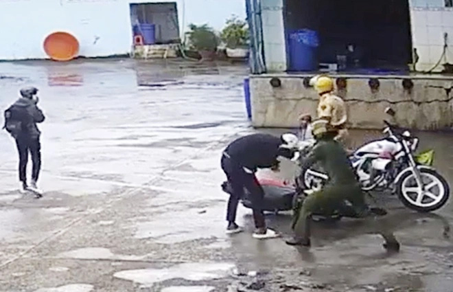 Hành vi dùng mũ bảo hiểm đánh vào đầu học sinh có thể bị khởi tố-1