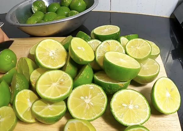 Đổ 4 thứ này vào bồn cầu: Mảng bám ố vàng đến đâu cũng sạch tinh, hết sạch mùi hôi khó chịu-1