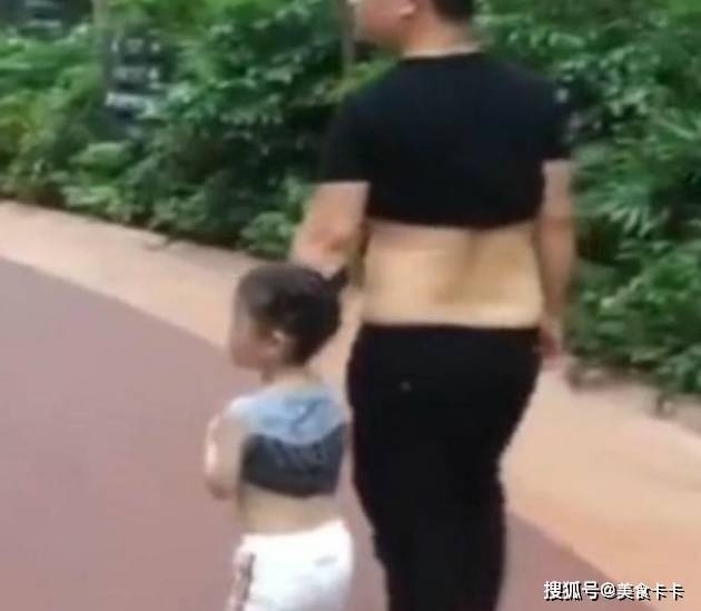 Đưa con gái 4 tuổi đi dạo, nóng quá bố vén áo lên, hành động sau đó của bé gái khiến cộng động mạng sôi sục-1