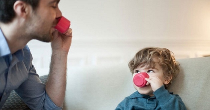 Đưa con gái 4 tuổi đi dạo, nóng quá bố vén áo lên, hành động sau đó của bé gái khiến cộng động mạng sôi sục-2