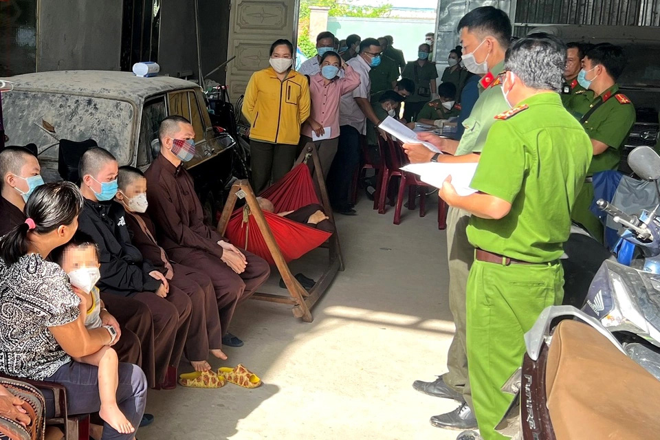 Nhiều người ở Tịnh thất Bồng Lai chống đối khi công an lấy mẫu ADN-1