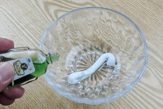 Trộn kem đánh răng với dầu gió: Giải quyết vấn đề nhiều nhà gặp phải, tiết kiệm cả đống tiền