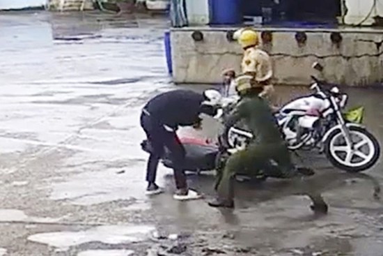 Người dân chứng kiến lên tiếng về vụ tổ cảnh sát đánh đá liên tục nam sinh