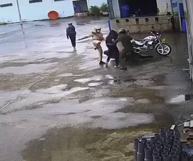 Người dân chứng kiến lên tiếng về vụ tổ cảnh sát đánh đá liên tục nam sinh-1