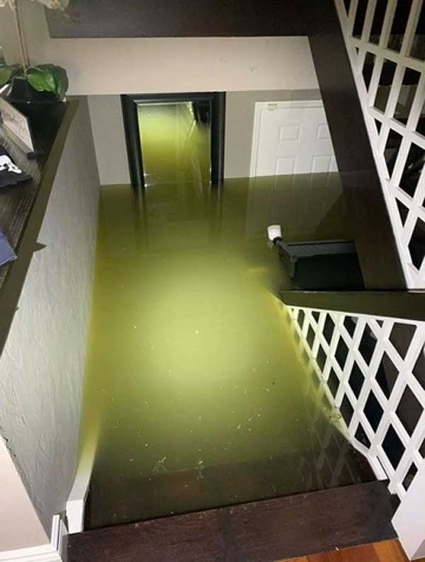 Ôtô trôi nổi, nhà cửa bị nhấn chìm sau cơn bão lịch sử-3