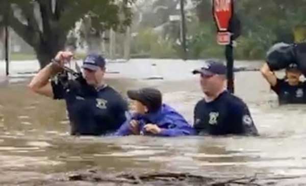 Ôtô trôi nổi, nhà cửa bị nhấn chìm sau cơn bão lịch sử-5