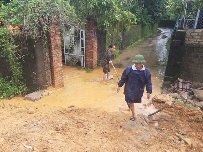 Mưa trắng trời, nhiều khu dân cư bị chia cắt, gần 400 trường cho học sinh nghỉ học-3