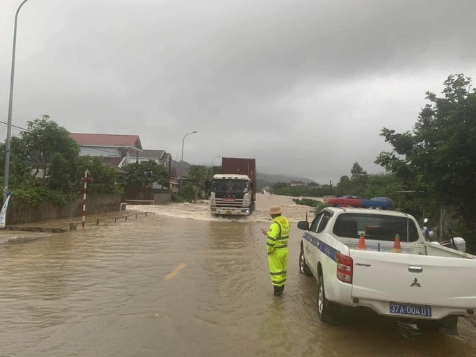 Mưa trắng trời, nhiều khu dân cư bị chia cắt, gần 400 trường cho học sinh nghỉ học-4