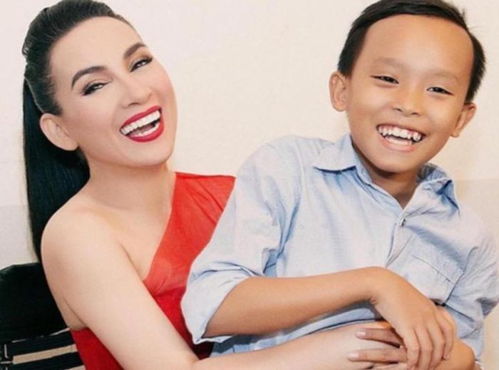 2 ca sĩ được làm con nuôi sao lớn Vbiz đều chật vật với scandal gây tiếc nuối-1