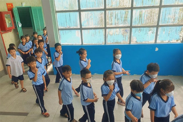 Bó tay cảnh ô tô vây quanh cổng trường học?-2