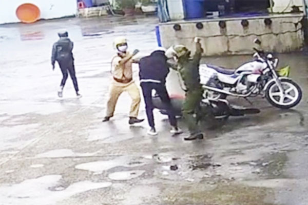 Thiếu niên bị cảnh sát đuổi theo đánh đập nói gì?-2