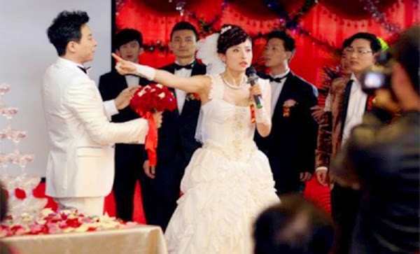 Mẹ chồng đi dọn đồ thừa đám cưới liền bị con dâu mắng đuổi đi, khi ông chủ nhà hàng đến liền quỳ xuống khiến cô ấy choáng váng-1