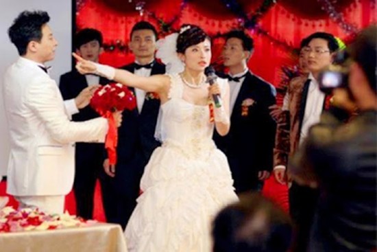 Mẹ chồng đi dọn đồ thừa đám cưới liền bị con dâu mắng đuổi đi, khi ông chủ nhà hàng đến liền quỳ xuống khiến cô ấy choáng váng