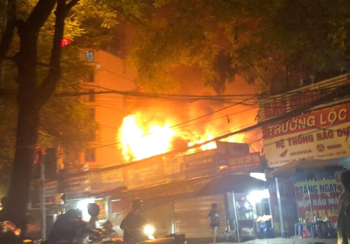 Hà Nội: Cháy 3 nhà liền kề ở phố Nhân Hòa-1