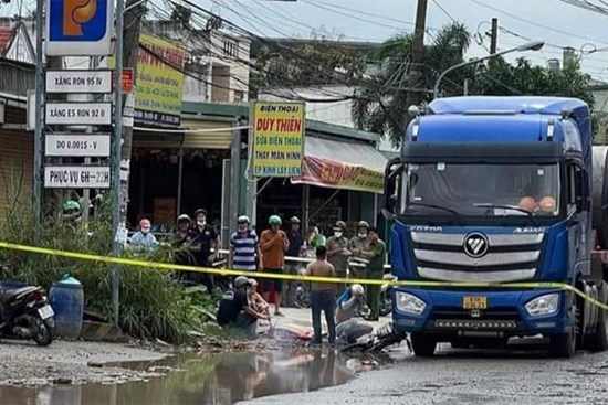 Bé gái 7 tuổi tử vong dưới bánh container vì người lớn tránh vũng nước