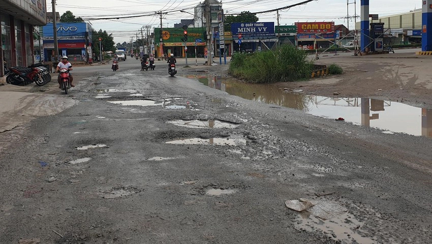 Bé gái 7 tuổi tử vong dưới bánh container vì người lớn tránh vũng nước-2