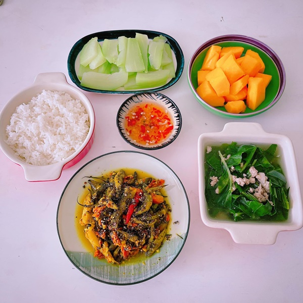Anh chồng chỉ biết ăn và học, vợ sinh con bỗng thành ông bố đảm đang, cơm ngon canh ngọt mỗi ngày-12