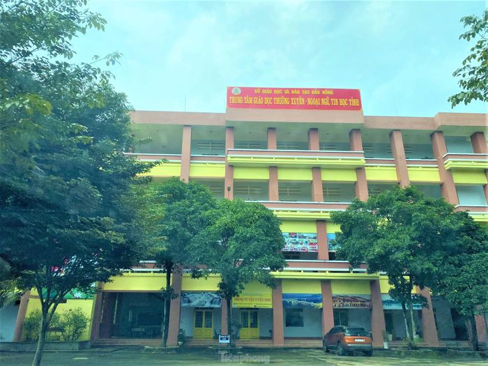 Vụ trung tâm đánh úp học phí: Cho dừng lớp, thu hồi quyết định điều chỉnh học phí-1