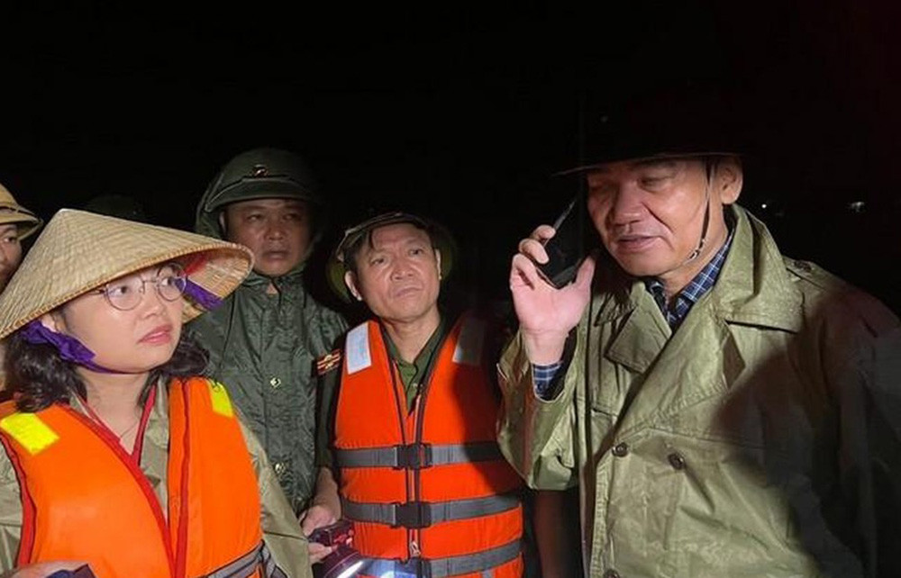 350 người xuyên đêm vá đê bị vỡ do mưa bão ở Nghệ An-2