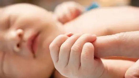 Kéo tóc, cắn người: Hành vi bạo lực” của em bé có ý nghĩa sâu xa mà không phải mẹ nào cũng hiểu-3