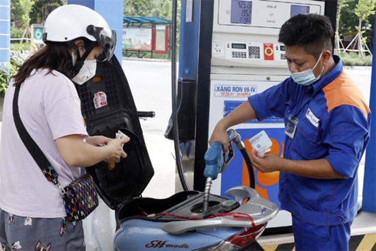 Giá xăng trong nước có thể giảm 900 - 1.200 đồng/lít?