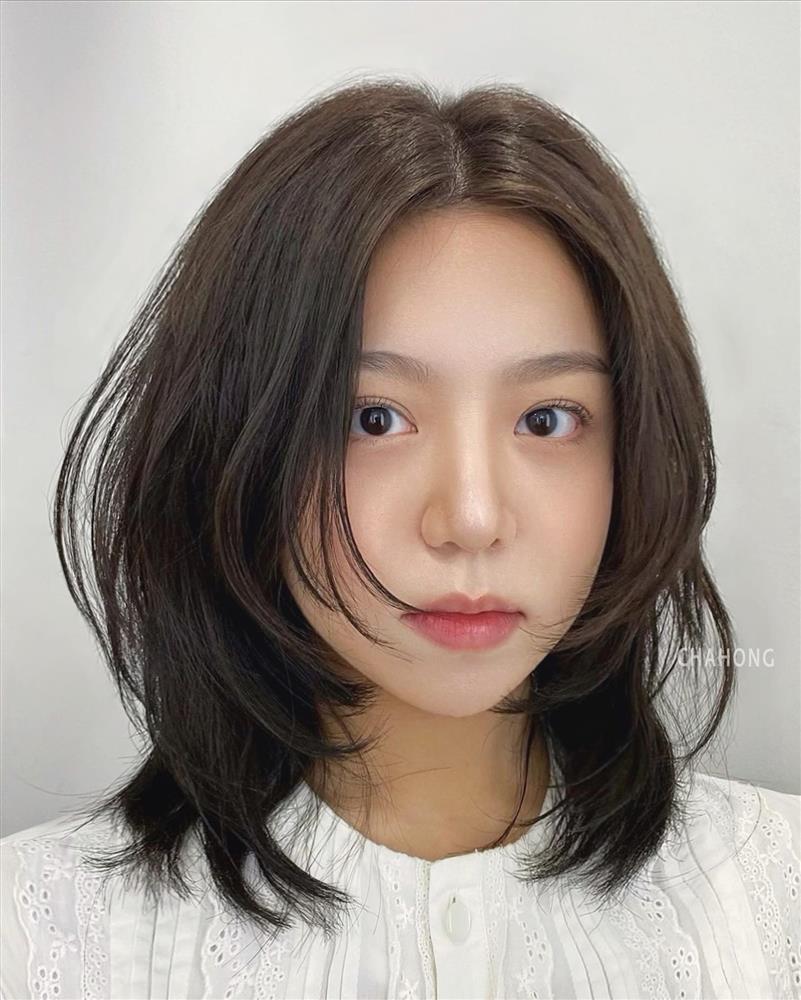 5 kiểu tóc ngắn không cần cắt mái vẫn giúp làm nhỏ mặt-3