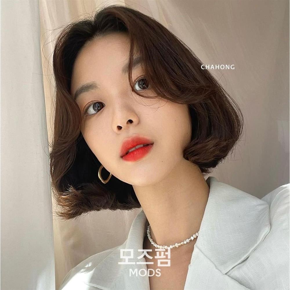 5 kiểu tóc ngắn không cần cắt mái vẫn giúp làm nhỏ mặt-5