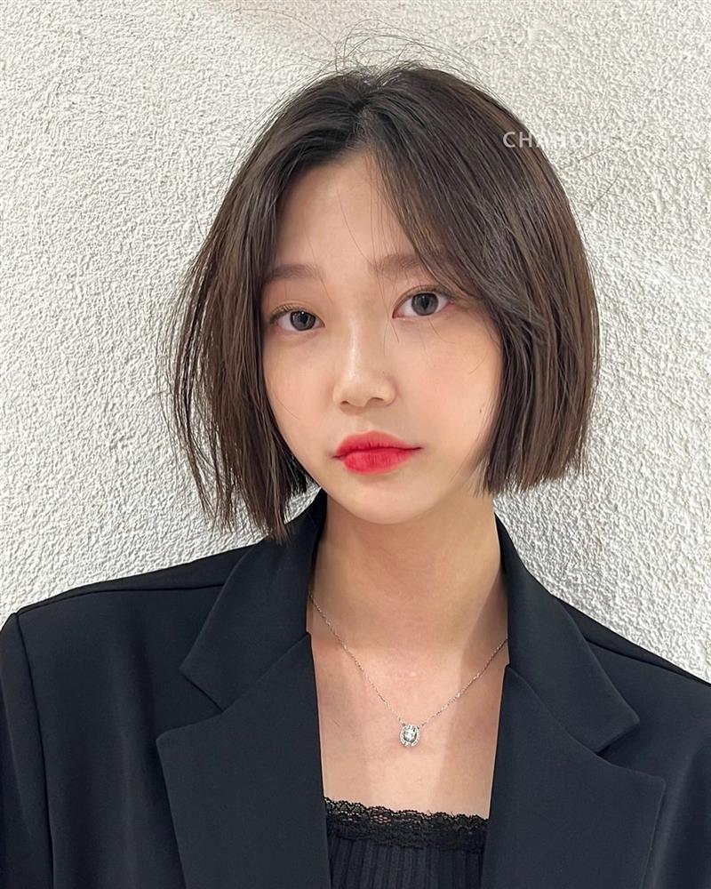 5 kiểu tóc ngắn không cần cắt mái vẫn giúp làm nhỏ mặt-7