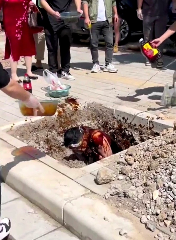 Dân mạng ngán ngẩm cảnh chú rể bị đổ đậu phụ thối lên người ‘theo phong tục’-1