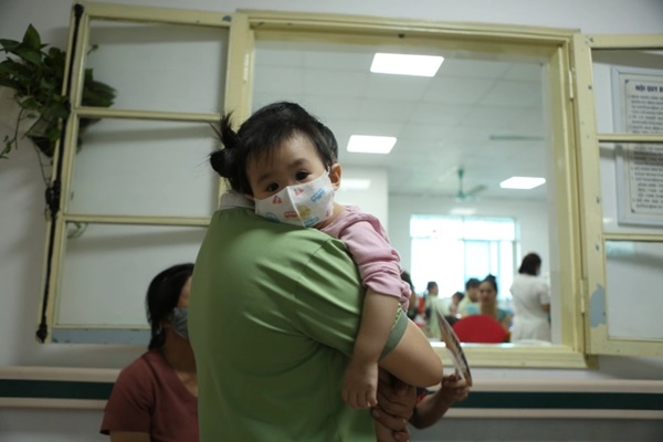 Nhiều bệnh viện ở Hà Nội quá tải bệnh nhi, một bác sĩ chăm 20 trẻ-1