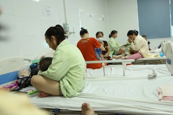 Nhiều bệnh viện ở Hà Nội quá tải bệnh nhi, một bác sĩ chăm 20 trẻ-2
