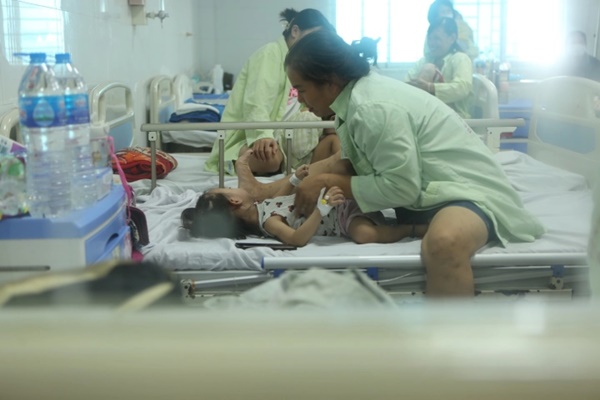Nhiều bệnh viện ở Hà Nội quá tải bệnh nhi, một bác sĩ chăm 20 trẻ-3