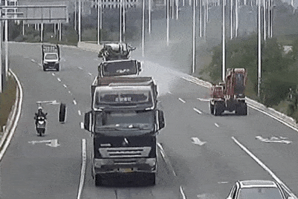 Lốp xe tải rơi ra ngoài 'hạ gục' người đàn ông đi xe máy trên đường.