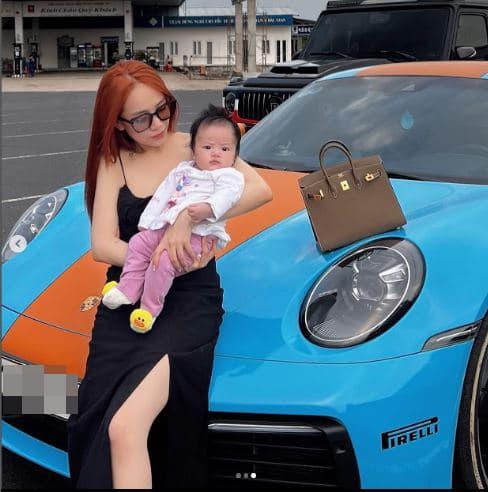 Con gái Minh Nhựa chứng minh đẳng cấp độ giàu có khi đăng loạt ảnh hai con bên siêu xe-3