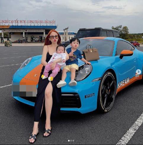 Con gái Minh Nhựa chứng minh đẳng cấp độ giàu có khi đăng loạt ảnh hai con bên siêu xe-1
