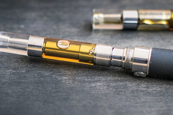 Nam bệnh nhân khổ sở vì cương dương nhiều giờ sau khi hút thuốc lá điện tử-1