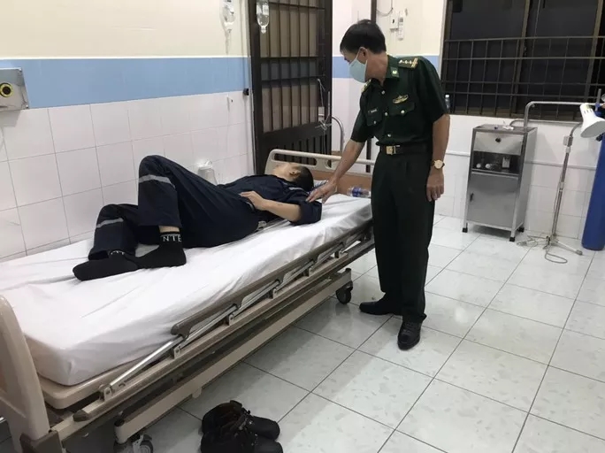 Hình ảnh đầu tiên về 9 thuyền viên Trung Quốc đang được cấp cứu tại Côn Đảo-3
