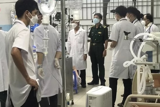 Hình ảnh đầu tiên về 9 thuyền viên Trung Quốc đang được cấp cứu tại Côn Đảo
