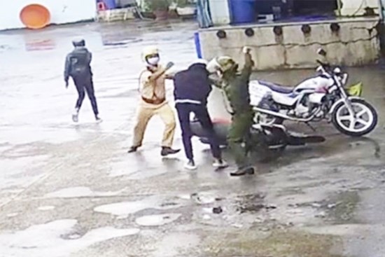 Người đăng clip cảnh sát đánh nam thiếu niên ở Sóc Trăng có vi phạm pháp luật?