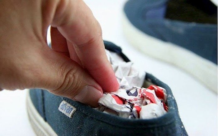 Áp dụng mẹo này, giày khô nhanh chóng dù mưa vài ngày cũng chẳng lo-1