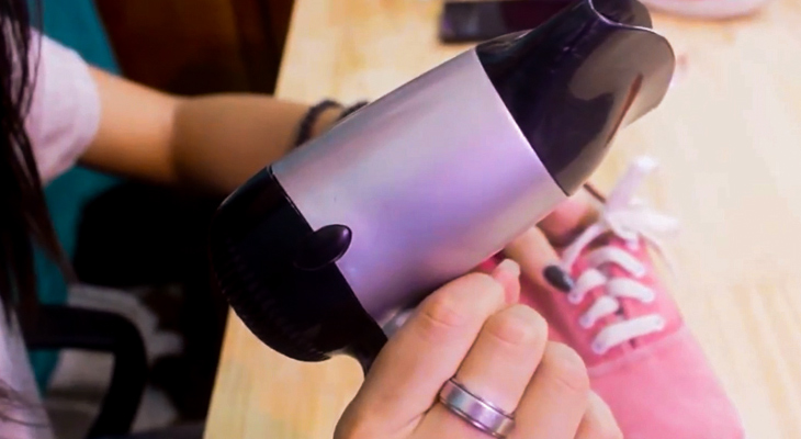 Áp dụng mẹo này, giày khô nhanh chóng dù mưa vài ngày cũng chẳng lo-2