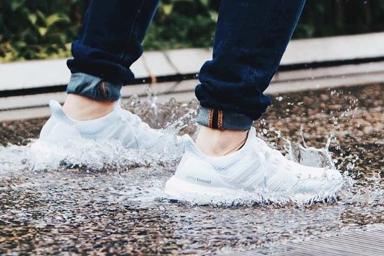 Áp dụng mẹo này, giày khô nhanh chóng dù mưa vài ngày cũng chẳng lo