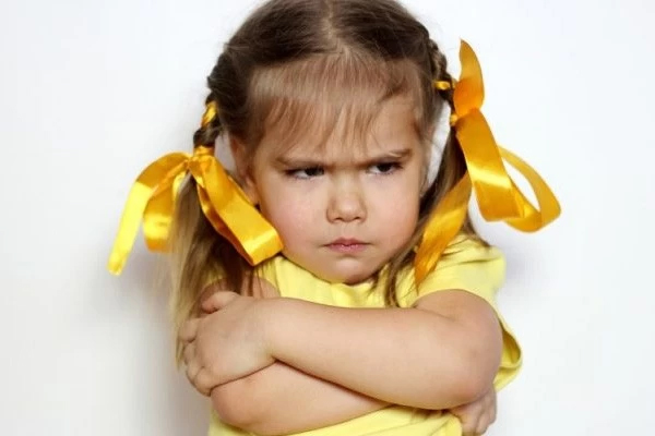 Trẻ bướng bỉnh không nghe lời phải làm sao?-3