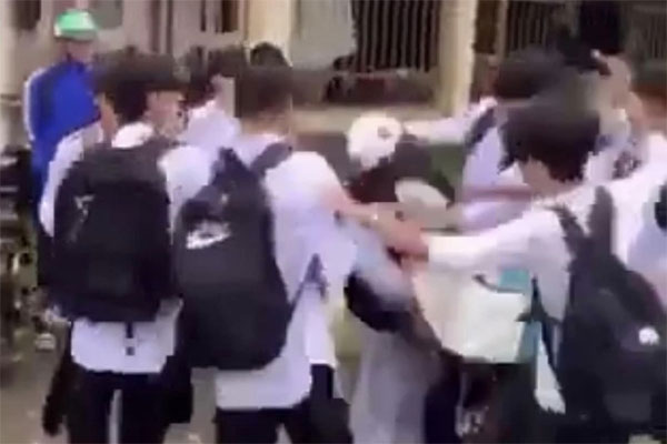 Giáo viên tường trình việc học sinh lớp 1 bị bạn đánh bầm tím trên lớp-3