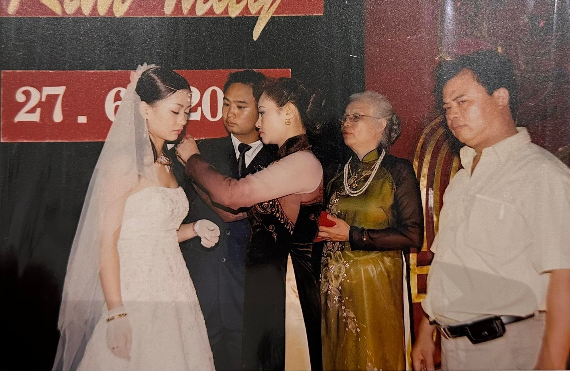 Chuyện tình công tử nhà giàu và cô hot girl, đám cưới rước dâu bằng BMW gần 2 thập kỷ trước-2