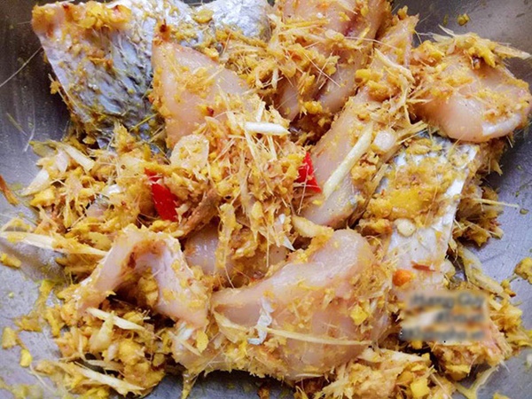 Cuối tuần mát mẻ, mẹ đảm làm cá nướng riềng mẻ thơm lừng nức mũi, ai ăn cũng tấm tắc khen ngon-2