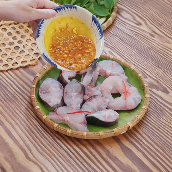 Cuối tuần mát mẻ, mẹ đảm làm cá nướng riềng mẻ thơm lừng nức mũi, ai ăn cũng tấm tắc khen ngon-1