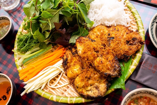 Cuối tuần mát mẻ, mẹ đảm làm cá nướng riềng mẻ thơm lừng nức mũi, ai ăn cũng tấm tắc khen ngon-5