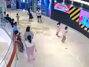 Nghi bị nhìn đểu, nhóm thanh niên đánh hội đồng dã man người cùng quán nhậu-1